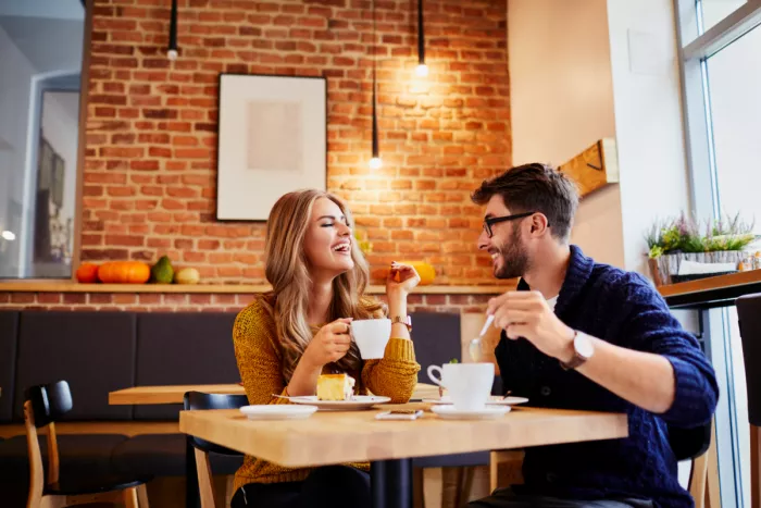 Első házasok adókedvezményről beszélgetnek kávézás közben