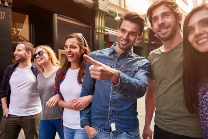 Így profitálhatsz az ajánlói programokból – A MagNetnél a közösségi bankolással mindenki nyer boldog baráti társaság egy irányba tart