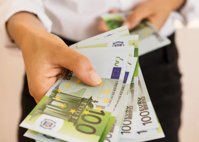 Tartható az álomárfolyam? Ez várhat a forintra 2026-ban – így látják a szakértők euró készpénz illusztráció