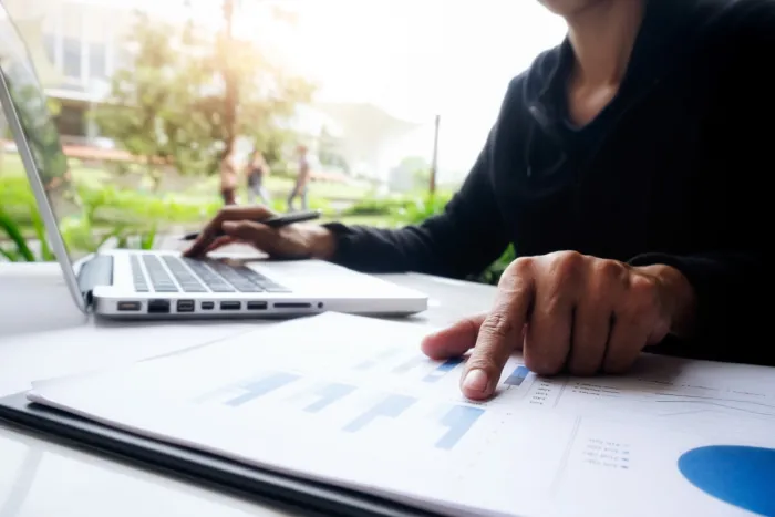 Hosszú távra váltottak a befektetők: tarol a TBSZ és nő a tudatosság Egy férfi nézi a befektetéseit és diagramokat értékel