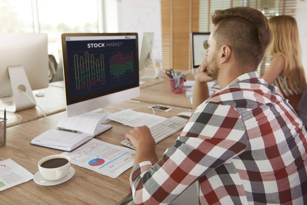 Férfi diagramokat vizsgál és mérlegel