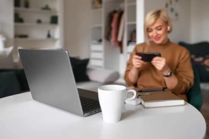 Ez az új ügyfélcsábítás: ajándékpénzt adnak a bankok a befektetésért online bankolás illusztráció freepik