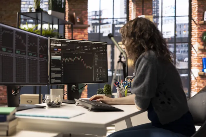 RSI – relatív erősség index: megbízható jelzés vételhez vagy eladáshoz? fiatal nő tőzsdén kereskedik