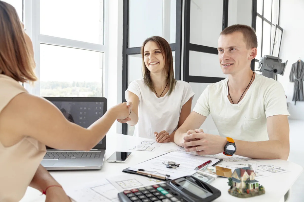 lakáshitel fiatalok freepik