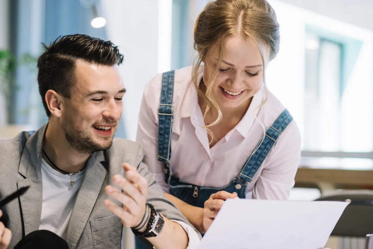 fiatalok számolgatnak