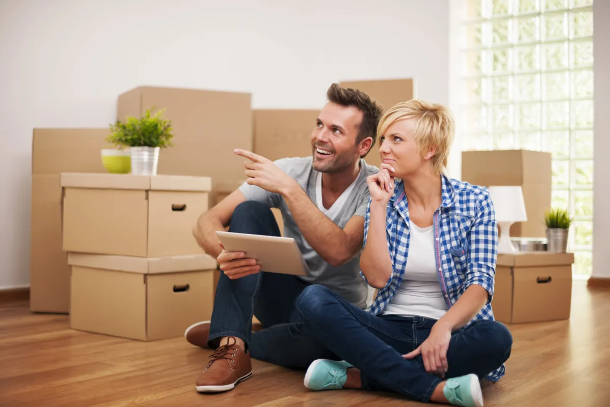 Egy fiatal pár tervezi, hogy hogyan rendezze be az új lakását.