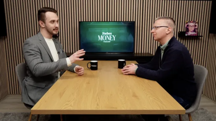 forbes stúdiójában Gergely Péter és Péller András íróasztalnál egymással szemben ülve beszélget