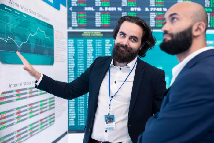 brókerek megbeszélnek