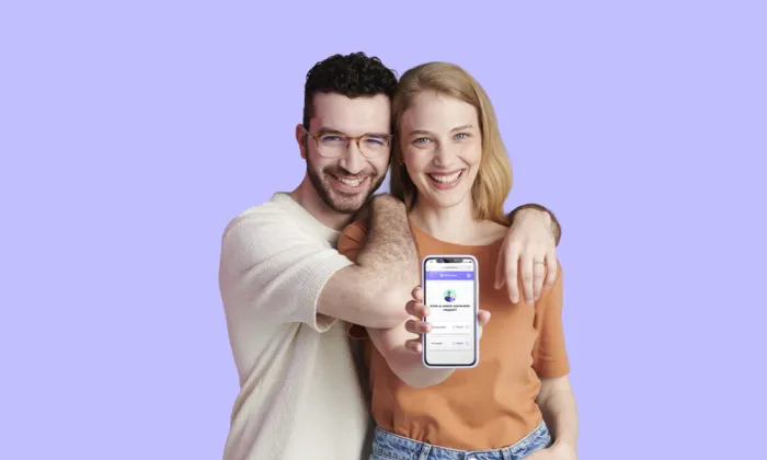 Gránit Bank mobilbalkalmazását mutatja egy pár