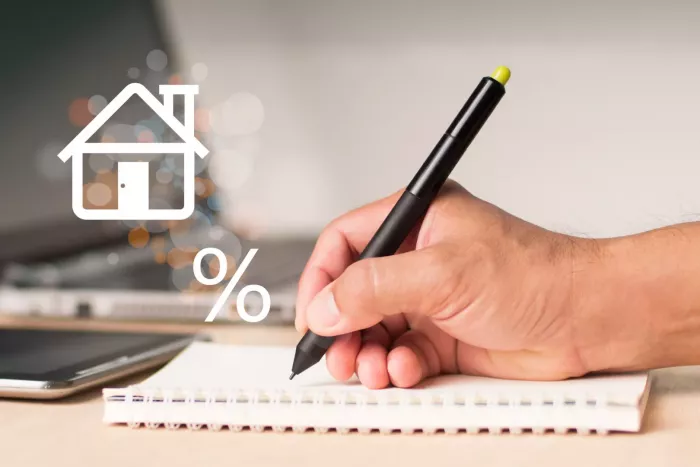 Házvásárlás előtti listakészítés papírral és tollal