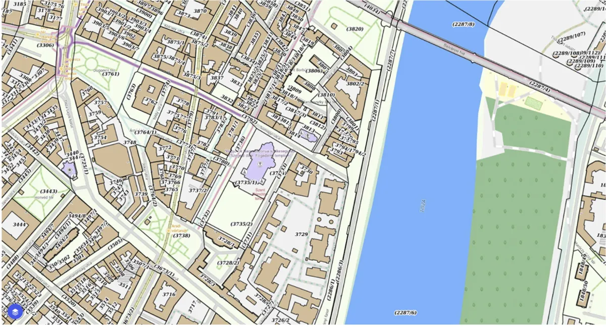 városi térkép folyóval, beszámozott épületekkel