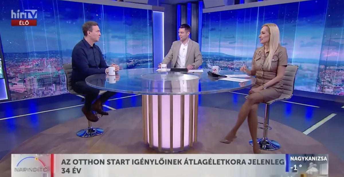 hír tv stúdiójában kerek üvegasztalnál egy nő és két férfi beszélget