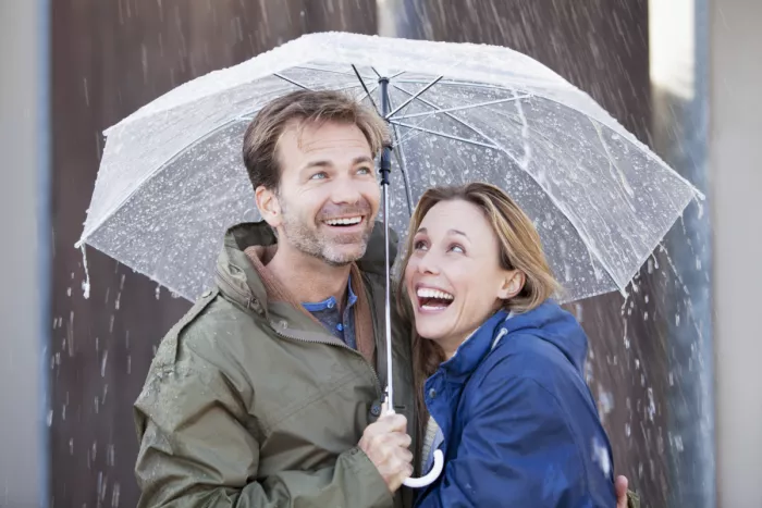 Boldog, biztonságot kereső házaspár, akik hitelfedezeti biztosítást kötöttek