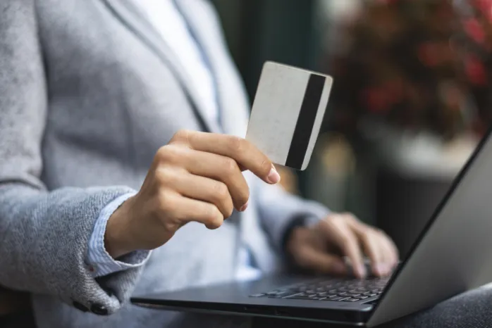 Még mindig nem kapkodnak a hitelkártyákért a magyarok hitelkártya illusztráció freepik