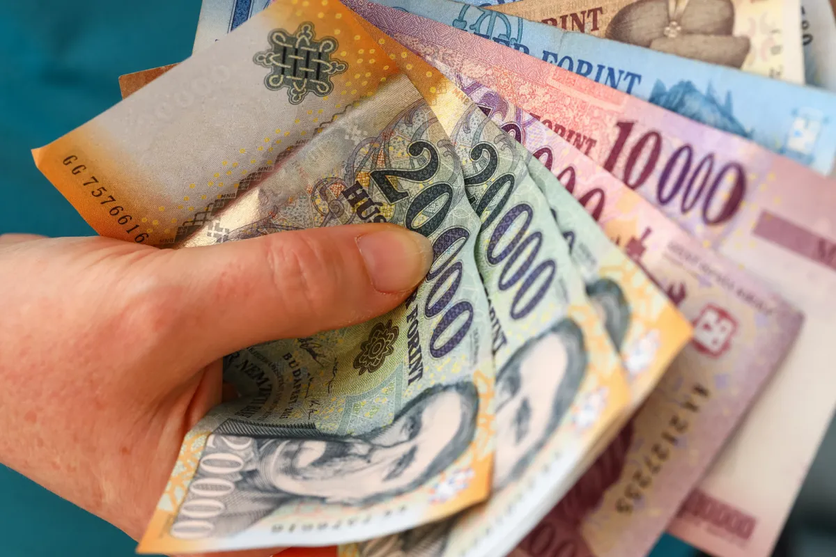 Magyar forint egy nő kezében.