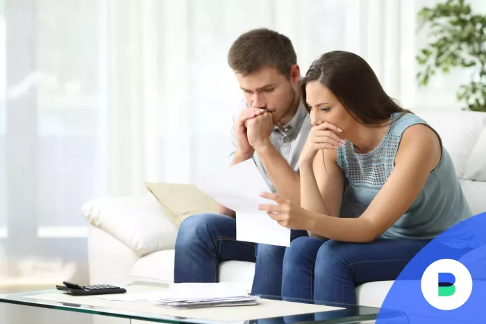 Házaspár meglepődve olvassa az ingatlanközvetítő szerződéses feltételeit