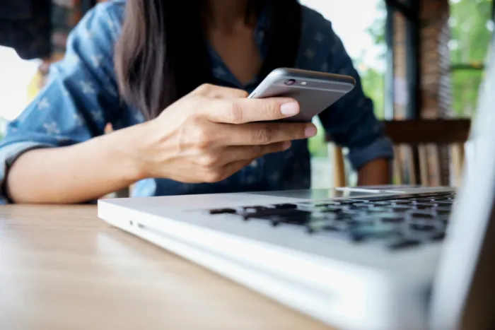 A 8 leggyakoribb Black Friday átverés, amire fel kell készülnöd mobilon és laptopon böngésző nő