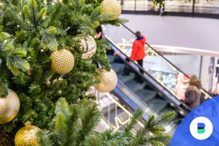 Karácsonykor mozgólépcsőn mennek a vásárlók a boltokba