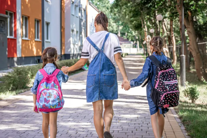 kisiskolás lányok sétálnak kézenfogva a tanévkezdésre