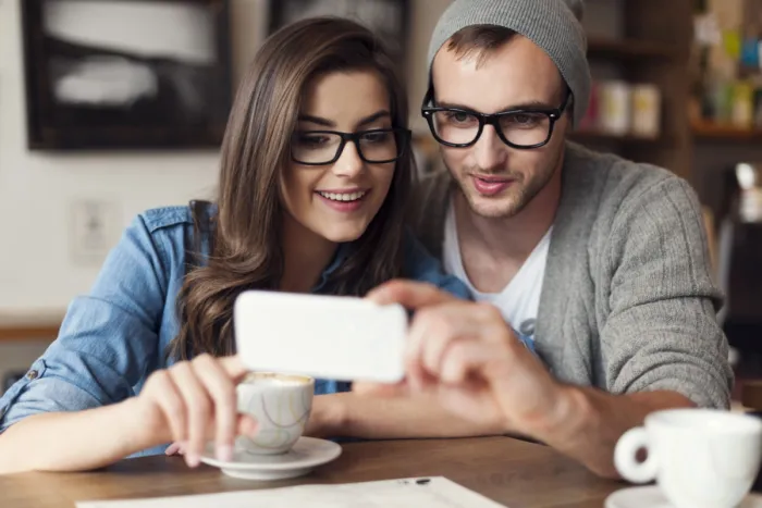 Fiatal pár mobiltelefonnal