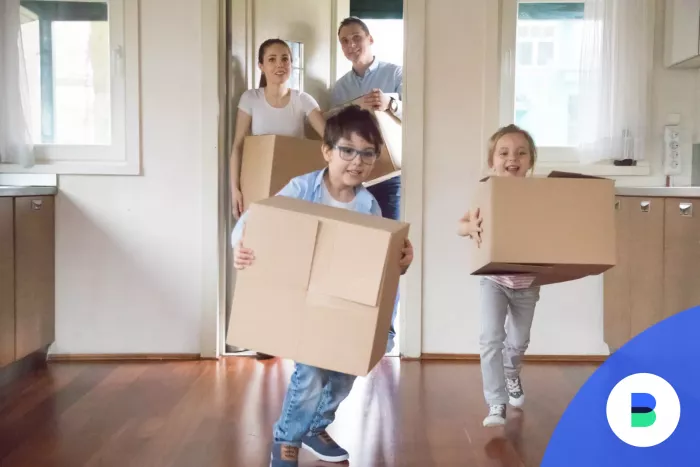 Beköltözik a család a bérelt lakásba a gyerekekkel és dobozokkal