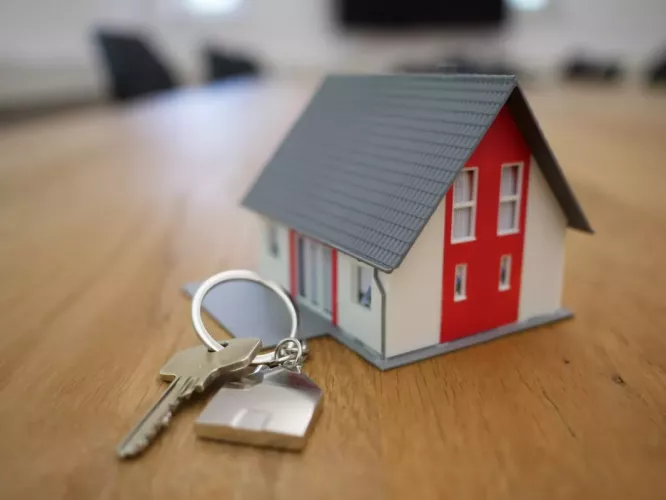 Eladó családi ház mellette a kulcs