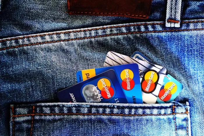 Bankkártyák egy férfi hátsó zsebében