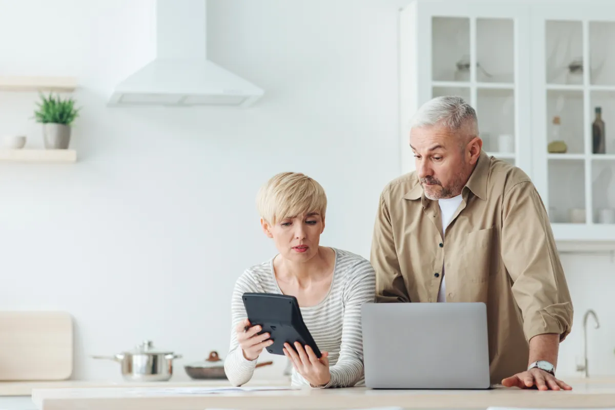 házaspár számológéppel