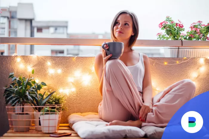 Boldog lottónyertes lány meditál egy bögre teával