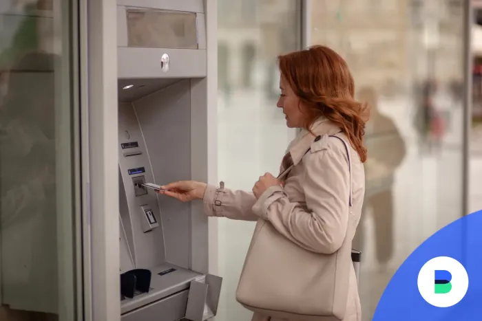 Magnet ATM-be dugja a kártyáját egy nő
