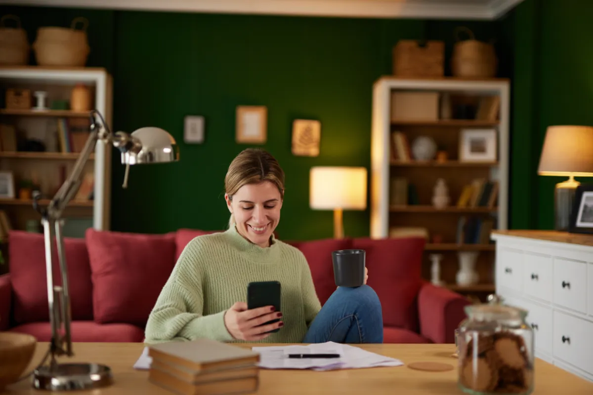 Családanya mobilon áttekinti a magnet banknál lévő megtakarítását