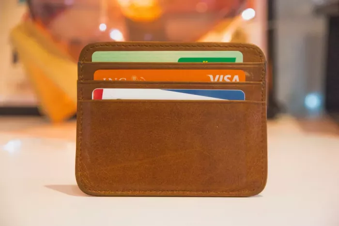 Egy pénztárcában több bankkártya van