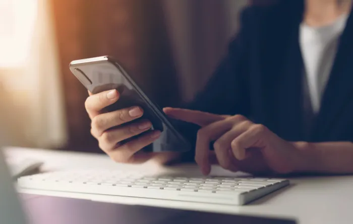 Így lehet módosítani az átutalási limitet a mobilbankokban Egy felhasználó mobilbankon keresztül állítja a napi átutalási limitet