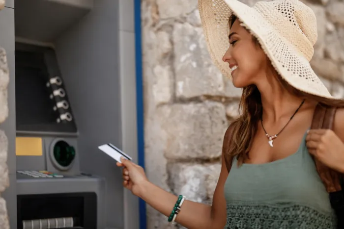 Egy fiatal nő ingyenesen vesz fel készpénzt