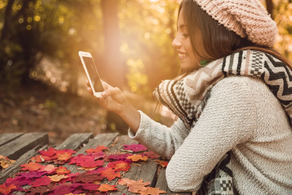 fiatal mobilozó lány