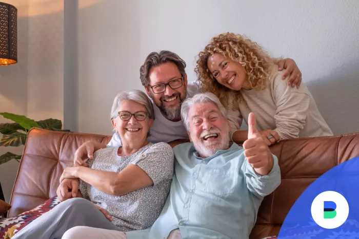 Nyugdíj előtakarékossági számlát nyitó boldog család