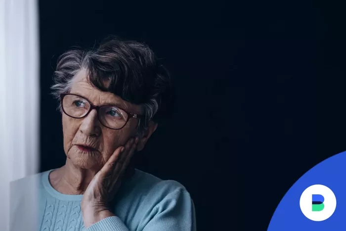 nyugdíj csökkenés miatt aggódó idős nő