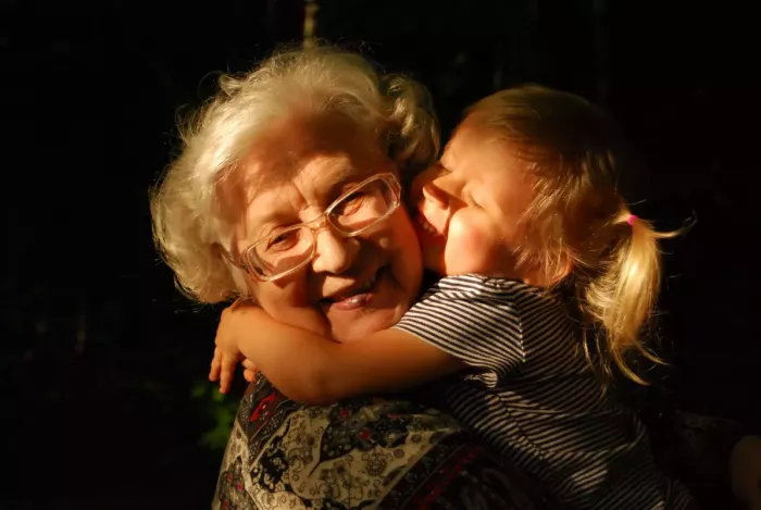 Nyugdíjas nagymama öleli az unokáját