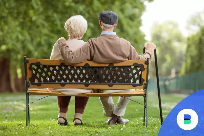 Nyugdíjasok padon ülnek egy parkban
