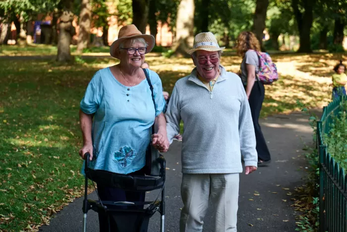 Nyugdíjasok beszélgetnek megtakarításról