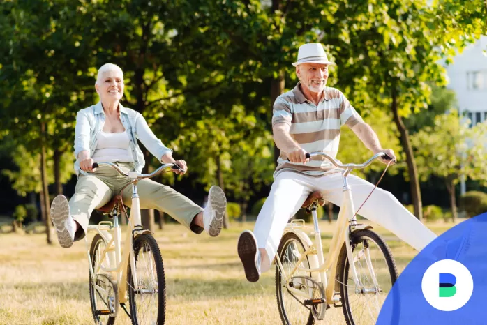 Két nyugdíjas biciklin a korhatár emeléséről beszélget