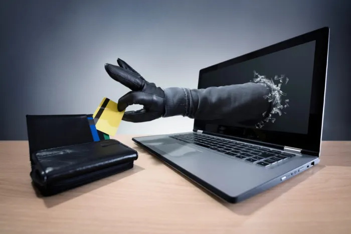 Törvény lép életbe az online csalások ellen