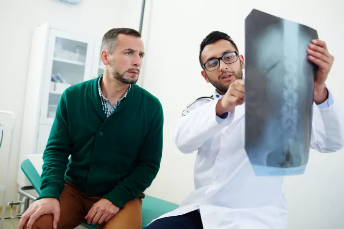 Az orvos a mellkasröntgent magyarázza a páciensnek