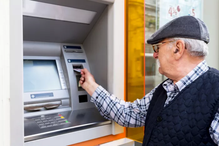 Férfi készpénzt vesz fel OTP ATM-ből