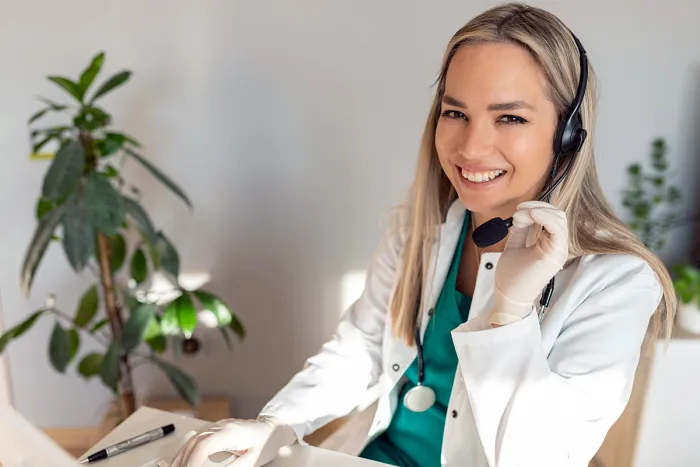 callcenterben dolgozó nő