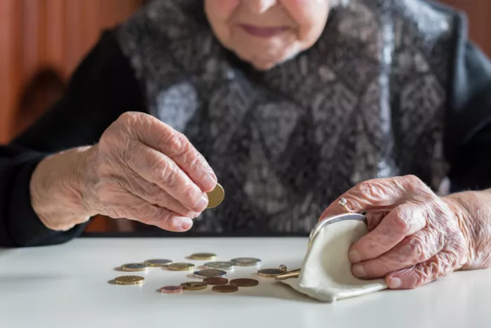Idős nyugdíjas számolgatja az utolsó forintjait