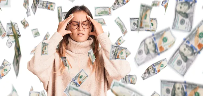 repkedő bankjegyek között aggódó fiatal lány