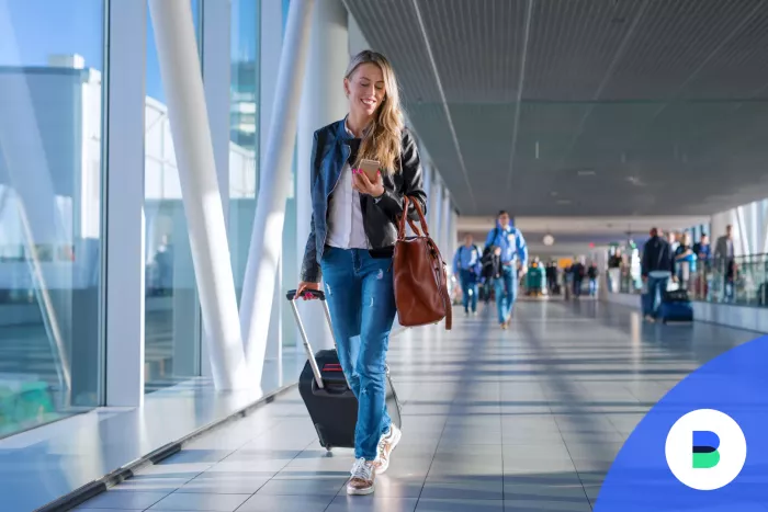 Turista a repülőtéren vált pénz a mobilja segítségével