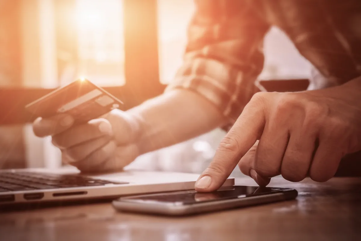 Férfi kiolvassa a bankkártyája elfelejtett PIN-kódját a banki mobilalkalmazásból
