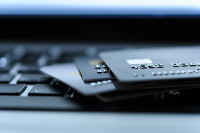Prémium bankkártyák vannak egy laptopon